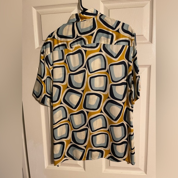 Zara mans sat in short sleeve square, print button down shirt - Picture 2 of 2
